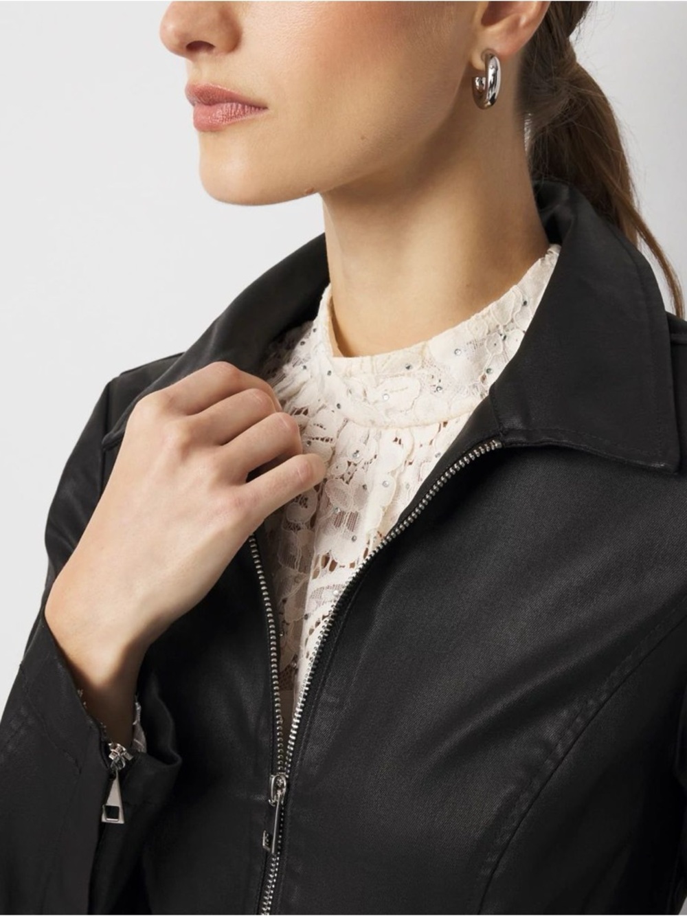 NWT- White House Black Market Peplum Coated Denim Jacket in Black Size M - Picture 3 of 10